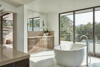 開放的なバスルーム（米・不動産チェーン『Redfin』ホームページより）