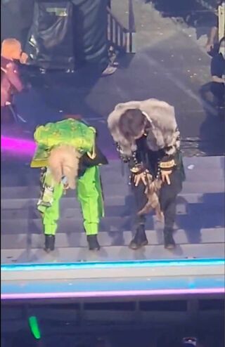 “自撮りファンサ”による炎上騒動を受けてか、ファンに土下座した後、改めて頭を下げた『HiHi Jets』猪狩蒼弥（左）と『Aぇ! group』佐野晶哉（ツイッターより）