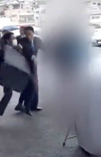 カバンを盾にして岸田首相に覆い被さるSP3/3