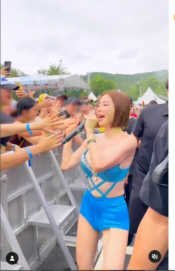 2023年7月、韓国の『S2O』で観客前でパフォーマンスを披露、ハイタッチに応じるDJSODA（公式インスタグラムより）