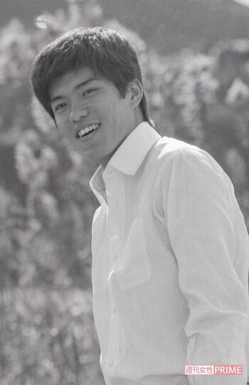 佐藤浩市。デビュー作ドラマ『続・続事件』の現場にて（'80年撮影）