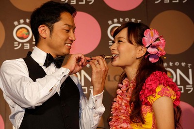 チョコレート関連イベントで、パティシエの夫・小崎陽一氏に食べさせてもらう保田圭（2013年9月）