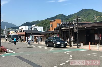 日中の大月駅は観光客でにぎわう。地域の人からは深夜うろつく酔っ払いを心配する声も