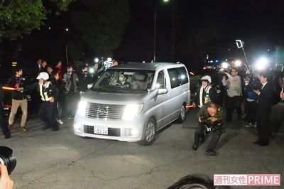 新潟西署への移送時、小林容疑者を乗せた車両には多くの報道陣が詰め寄った