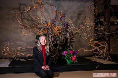 お気に入りの大作の前で。假屋崎さんも花のように華やか！（撮影／佐藤靖彦）