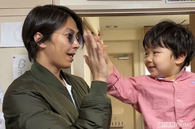 山下智久のサプライズ訪問写真を入手！ 子ども食堂で笑顔のハイタッチ