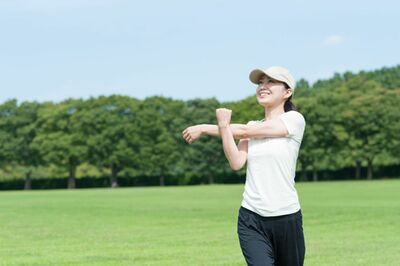 1日たった5分でOK!脚細見え・下腹へこませ・背肉すっきり、3種の「美姿勢ストレッチ」7日間つづけただけで…