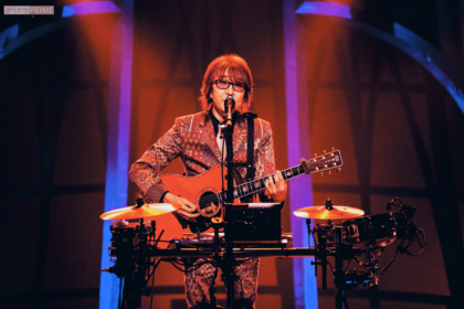 ライブではアコースティックギターのほか、ブルースハープやパーカッションなども演奏するマルチプレーヤーの坂崎