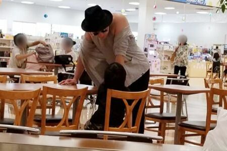 ショッピングモールで子どもたちと過ごす山本耕史