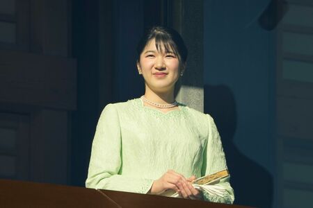 5年ぶりに人数制限なしで実施され、6万690人が訪れた。参賀者のお祝いに応えるように、にこやかな表情で宮殿のベランダに立たれる愛子さま