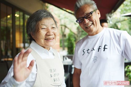 『注文をまちがえる料理店』で、認知症の女性と　撮影／渡邉智裕