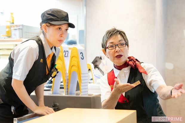 常に店内全体に目を配り、気がついたことを若い店員と共有する　撮影／伊藤和幸