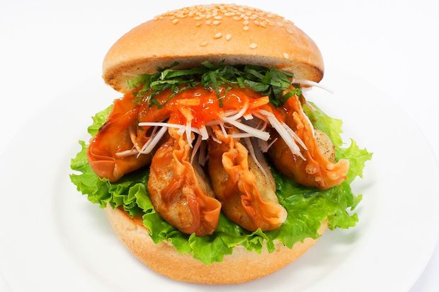 『FRESHNESSBURGER』の宇都宮店、ベルモール店、インターパークショッピングビレッジ店、那須ガーデンアウトレット店の4店舗限定メニュー・宇都宮野菜餃子バーガー　撮影／齋藤周造