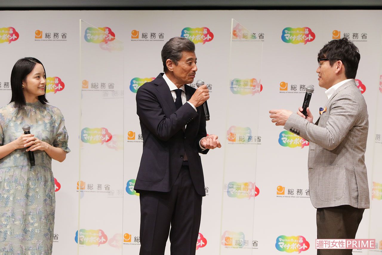 マイナポイントの新cm発表会。「マイナポイントで買いたいものは、いちごアイス」と話す舘ひろしと和気あいあい　撮影／週刊女性写真班