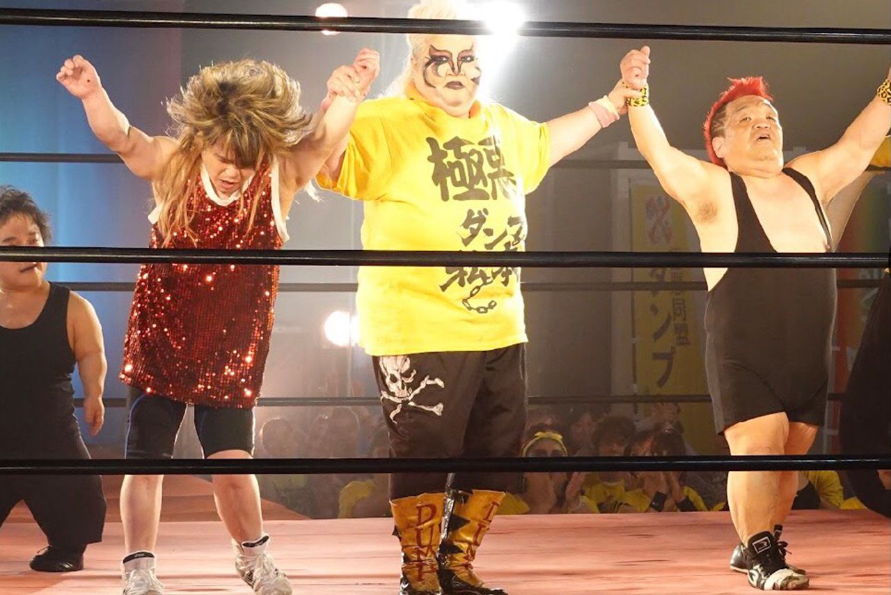 試合後のダンプ松本とプリティ太田とミスター・ブッダマン