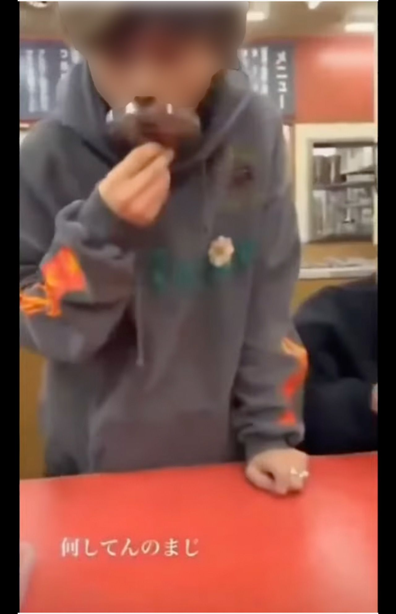 SNS上で拡散されている、『山岡家』でウォーターピッチャーの蓋を舐める男性の動画