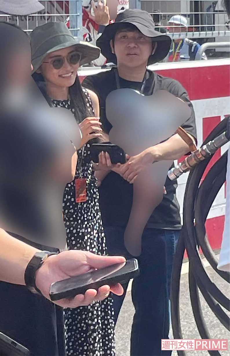 2024年8月、一家3人でレーシング観戦。小島瑠璃子と赤ちゃんを抱く夫の北村功太さん