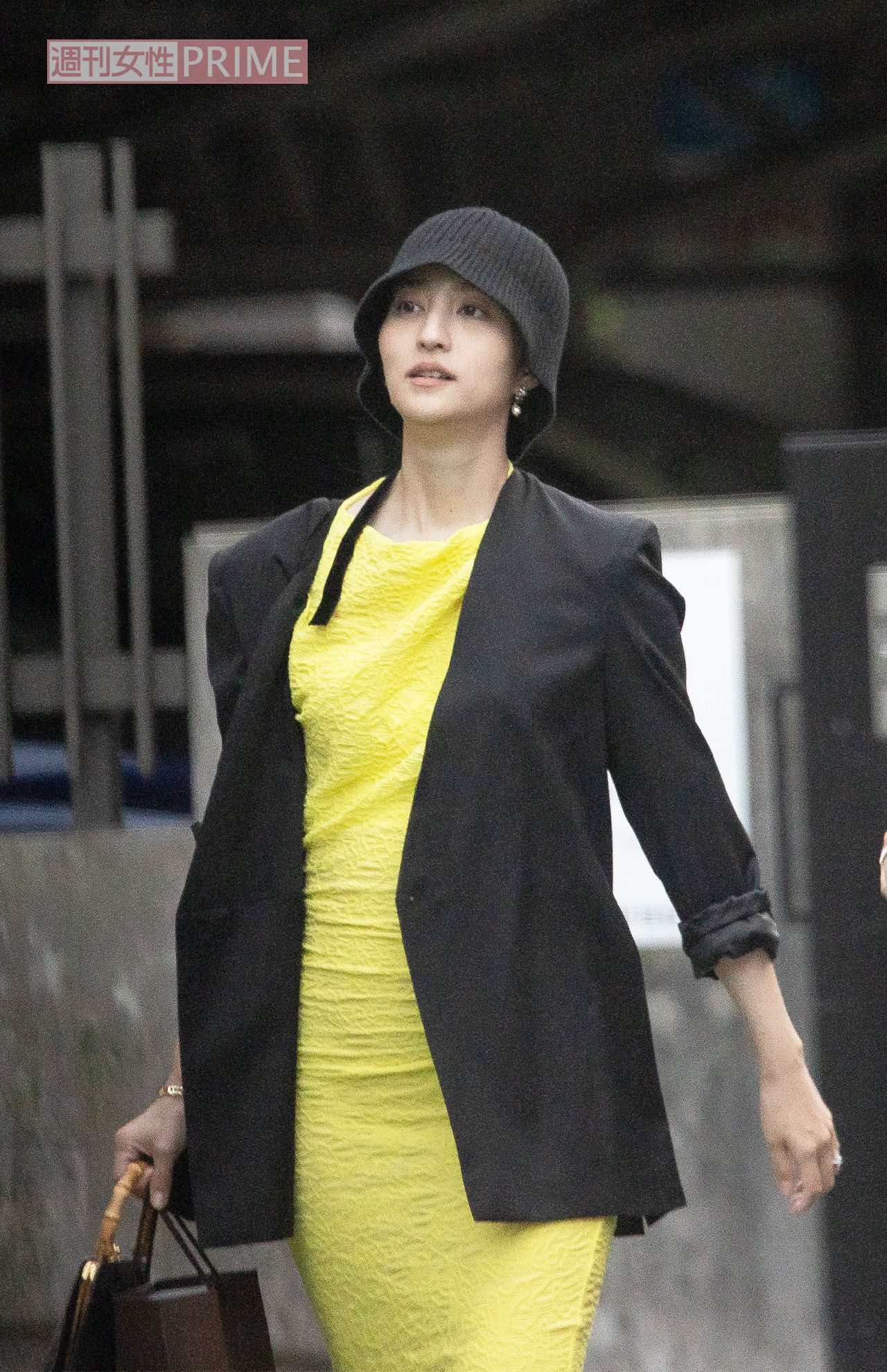 2024年10月上旬、朝日奈央の結婚式に出席。黒い帽子を深くかぶって、小顔が際立つ堀田茜。自身も4月に結婚したばかり