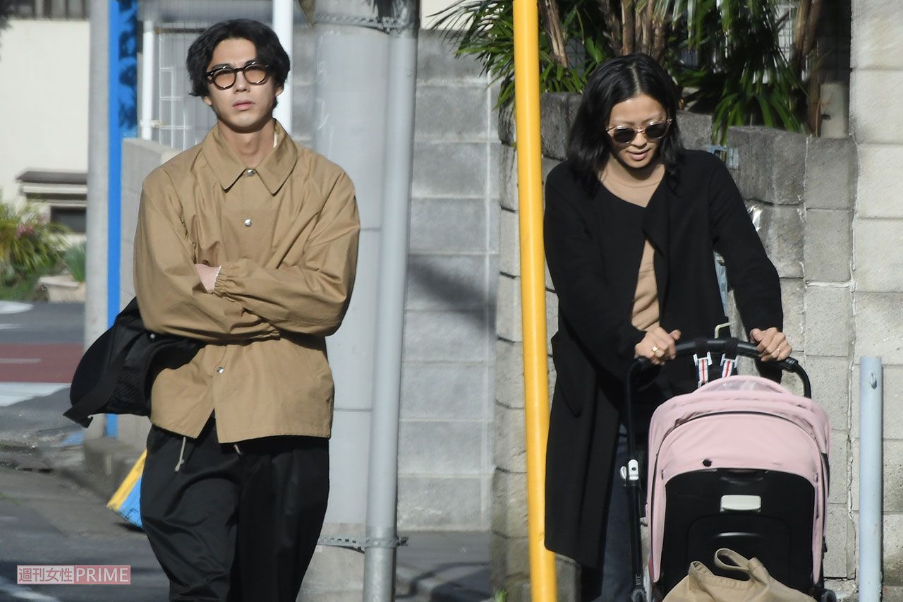 '19年3月近所を散歩する賀来賢人・榮倉奈々夫妻