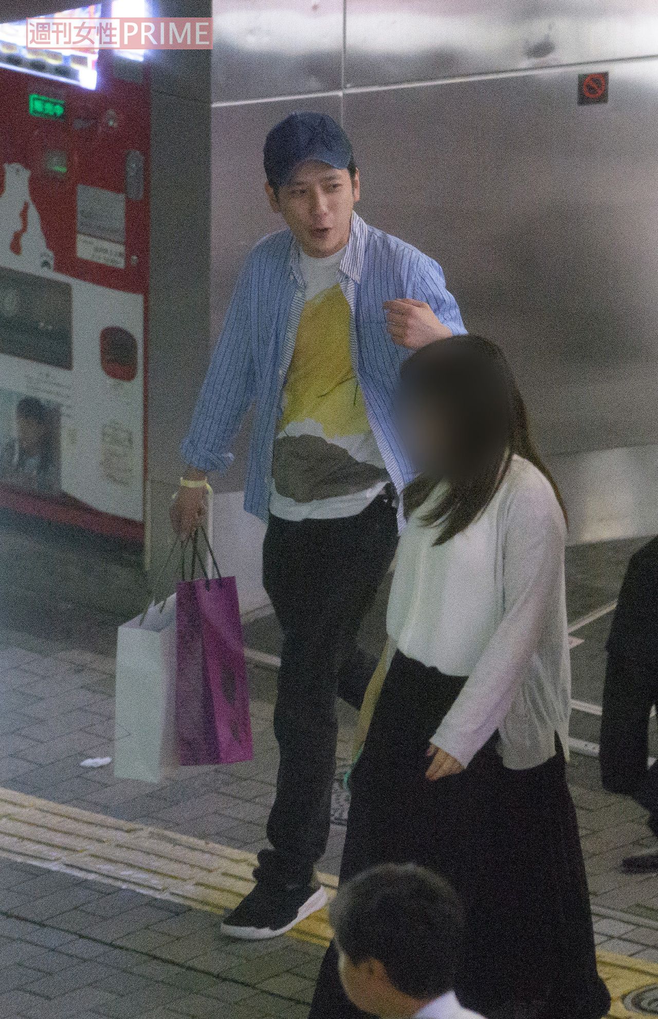 '18年6月『ブラックペアン』の打ち上げに参加し、スタッフたちと談笑する二宮和也