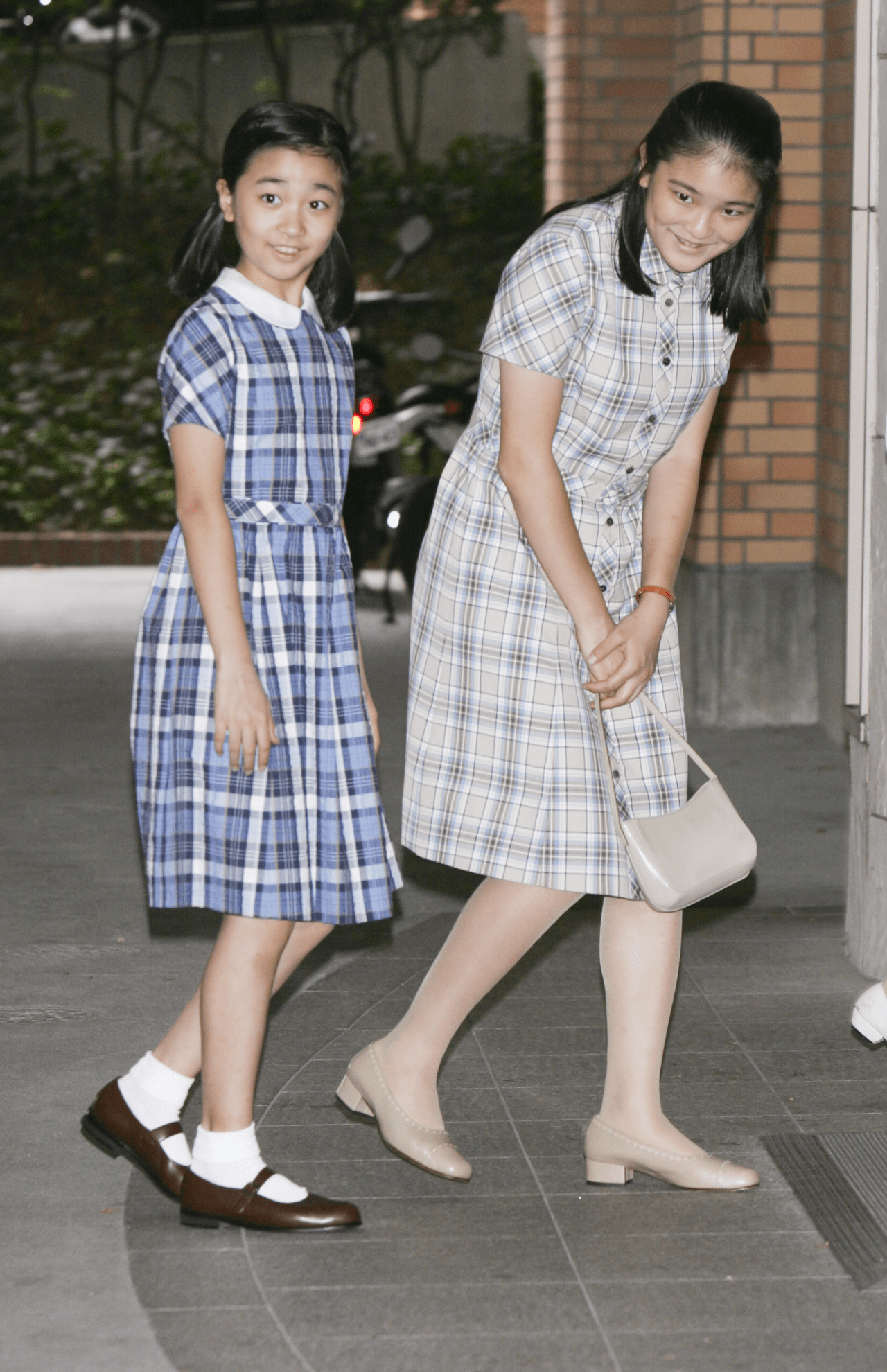 2006年、悠仁さまを出産された紀子さまの元へ向かう眞子さんと佳子さま（撮影／JMPA）