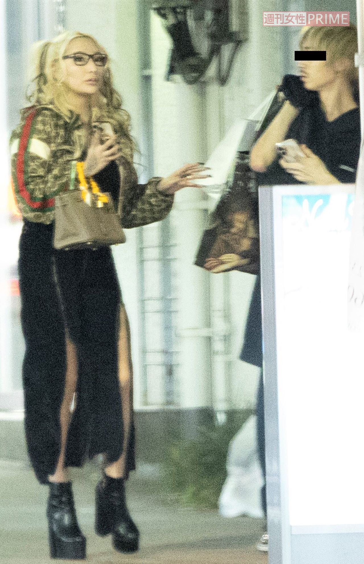 高級ブランドの服を着るデート中の加藤紗里