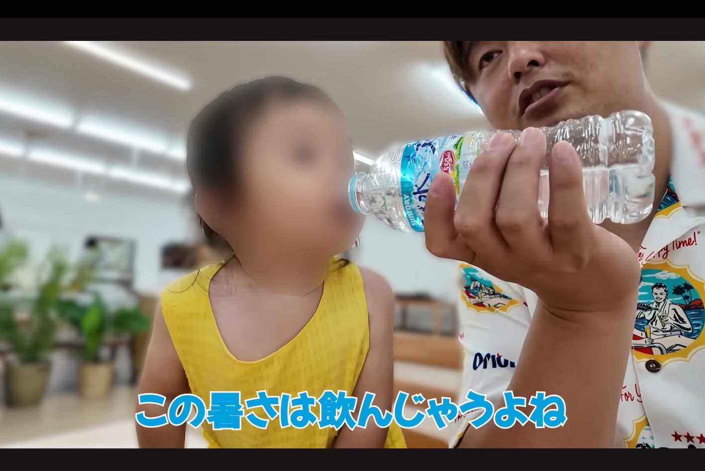 「日中、お酒飲んだら熱中症になりそうで怖いけど、この暑さは飲んじゃうよね」と発言した上でビールらしき飲み物を飲んだ家族系YouTuber『ばつまる夫婦』夫の“ジョニー”ことHIRO（YouTubeチャンネルより、一部編集部で加工）