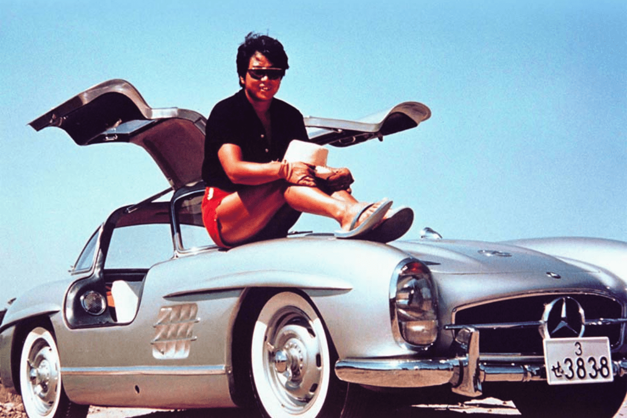 38食は、裕次郎さんの愛車メルセデス・ベンツ300SL（通称ガルウイング）のナンバープレートにちなんだ