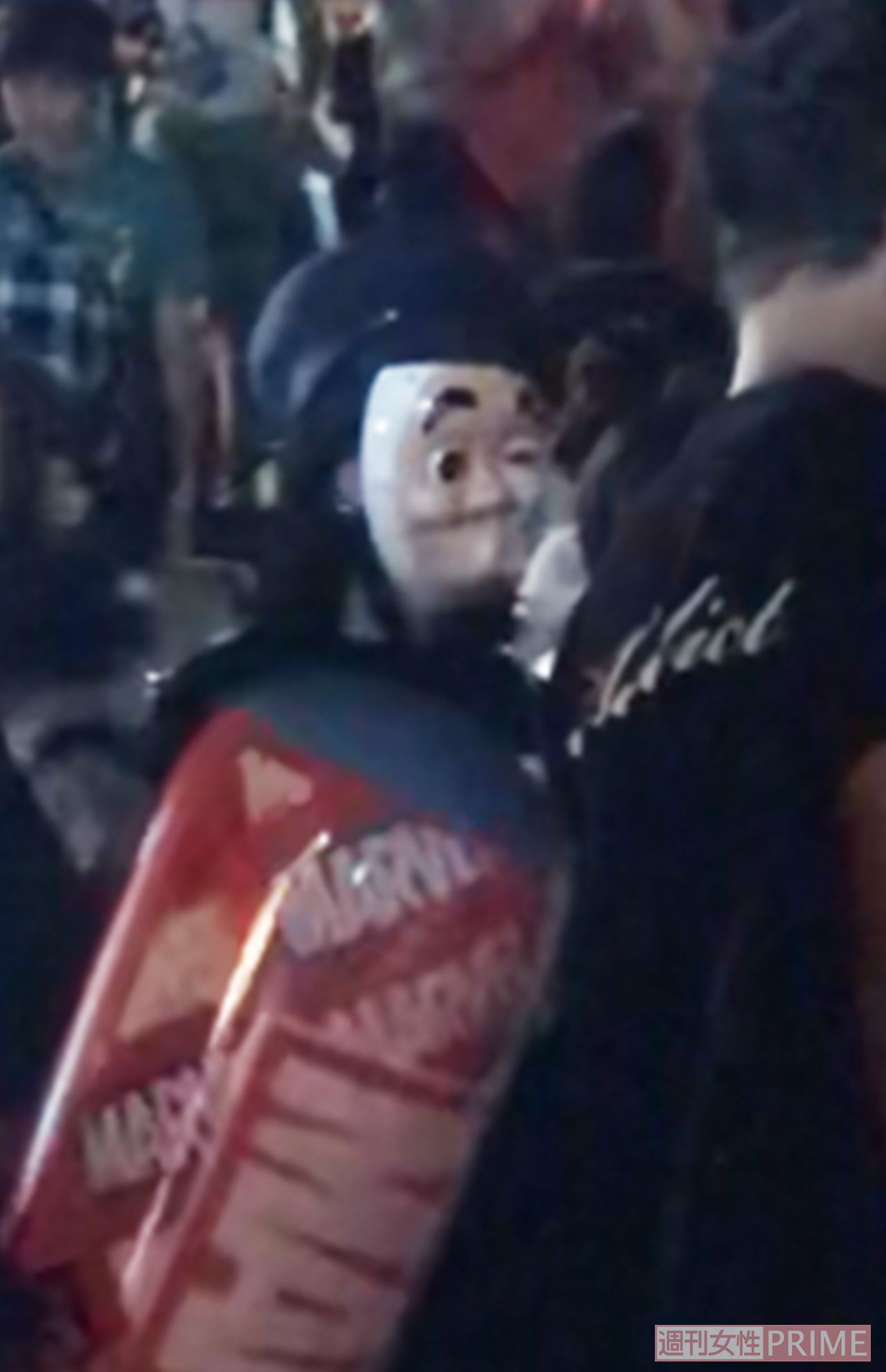 お面をかぶって変装する木南晴夏