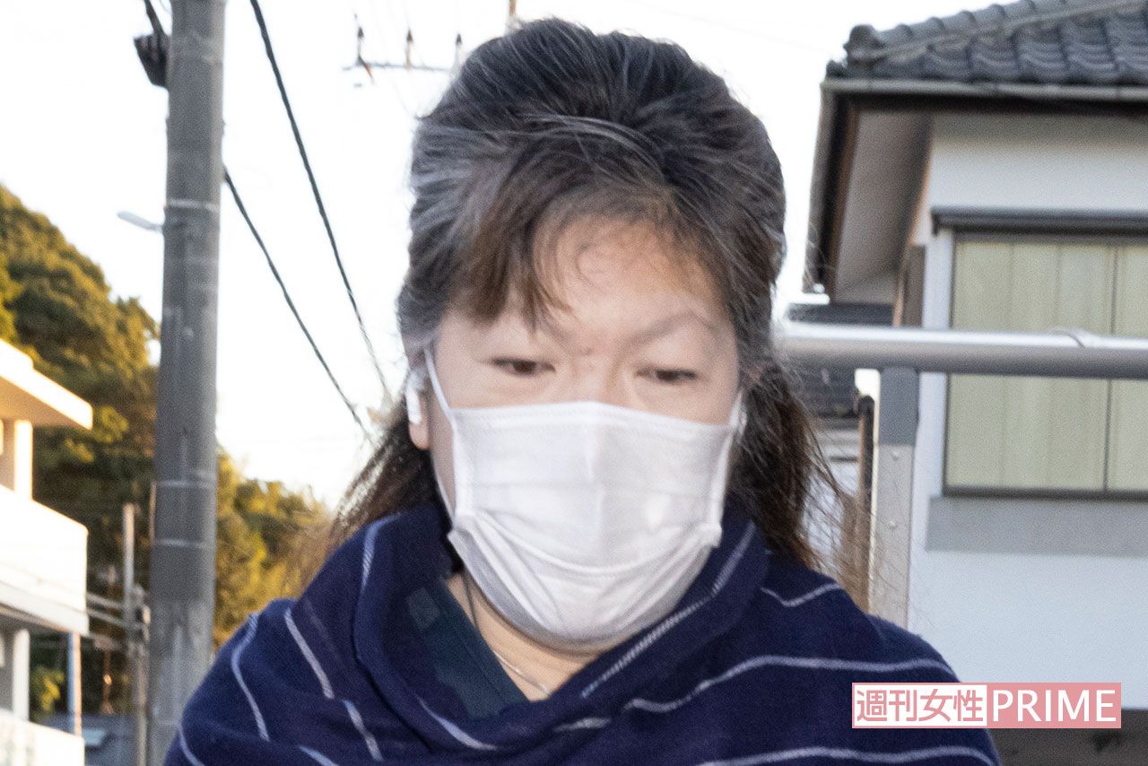 '20年11月、記者から直撃取材を受けるも無言の小室佳代さん