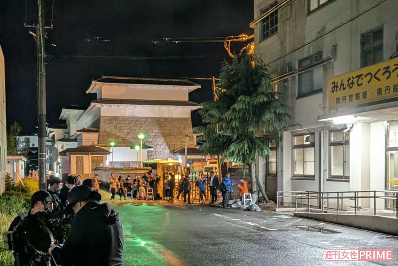 《京都小6男児行方不明事件》安達結希さんの義父が関与をほのめかす供述、南丹署に集まる多くの報道陣（4月15日午後10時）