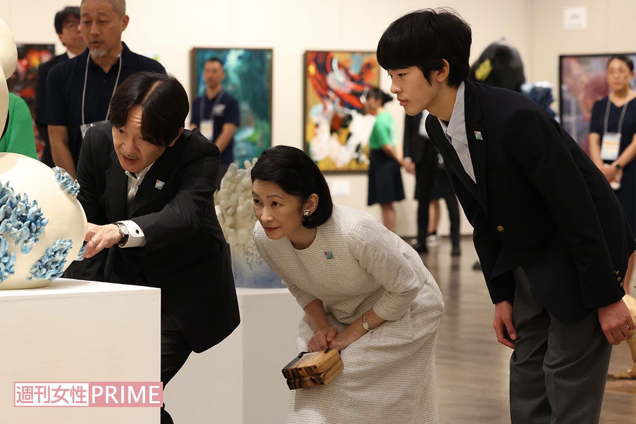 ‘24年8月、ご両親と岐阜県を訪問された際、悠仁さまの反抗期を感じさせる態度が話題に