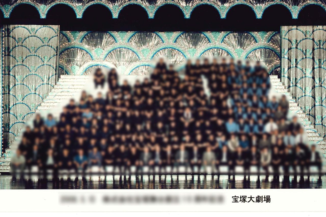 舞台上にスタッフが集まって撮影した記念写真（A子さん提供）