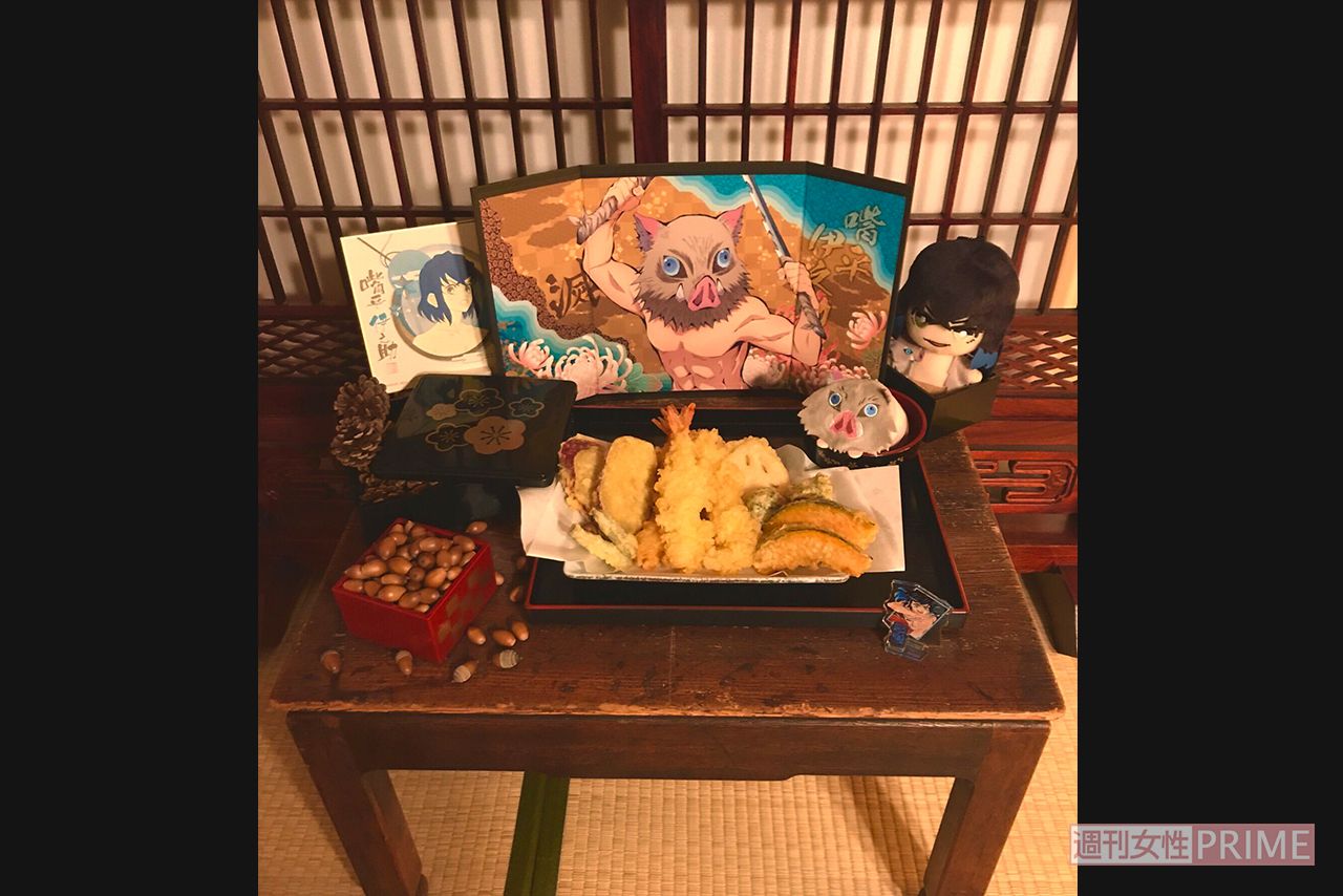 伊之助の好物の天ぷらを合わせた青山さんの別祭壇。作品をおもわせるようなレトロな雰囲気が漂う