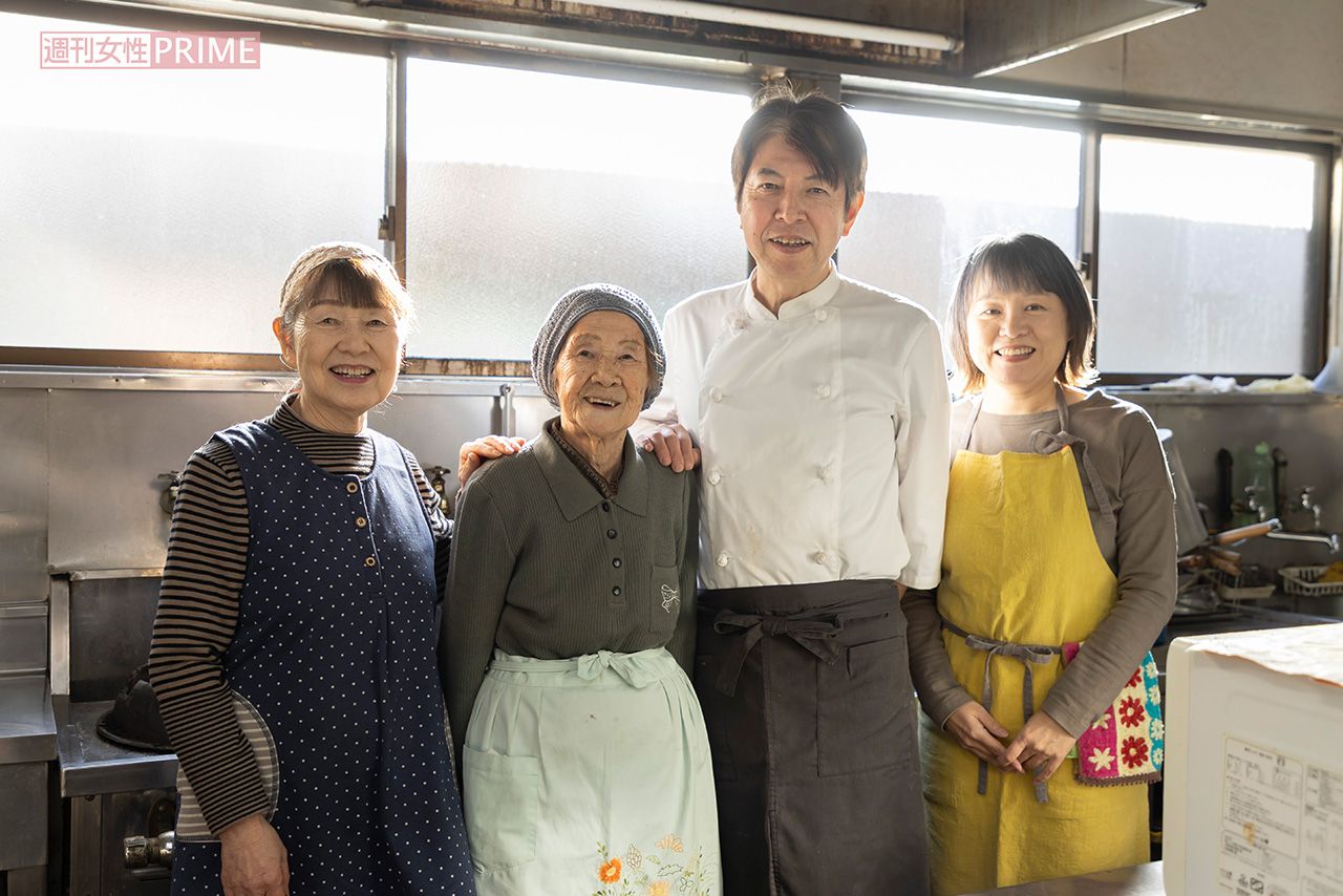 ふくさんと家族が守り続けてきたラーメンは、素朴で何度も食べたくなる一杯。麺類の他にも餃子や野菜炒め、麻婆豆腐などの定食も人気。運が良ければマイペース出勤のふくさんに会えるかも　撮影／斎藤周造