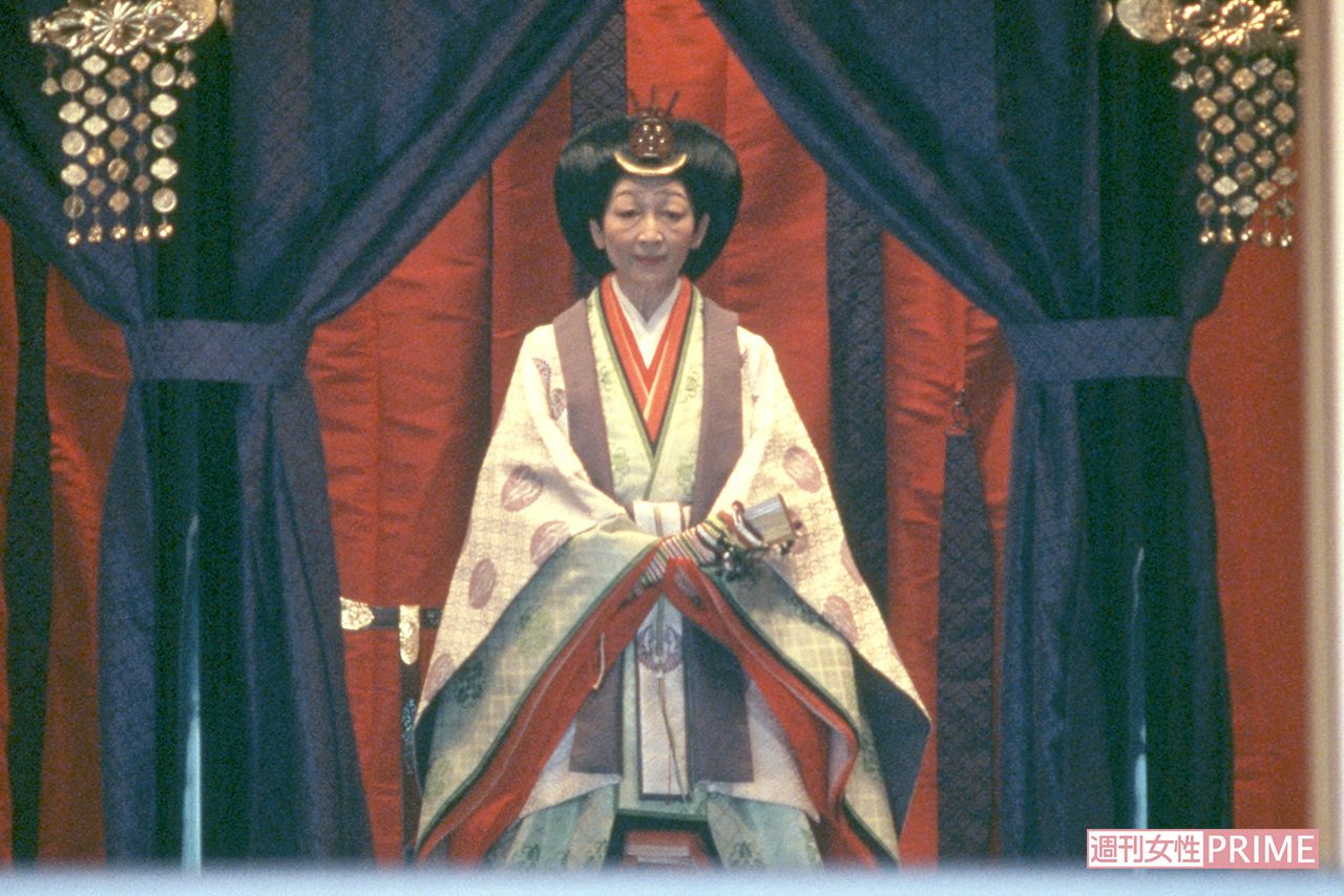 '90年11月に美智子さまが『即位礼正殿の儀』で御帳台にのぼられた場面