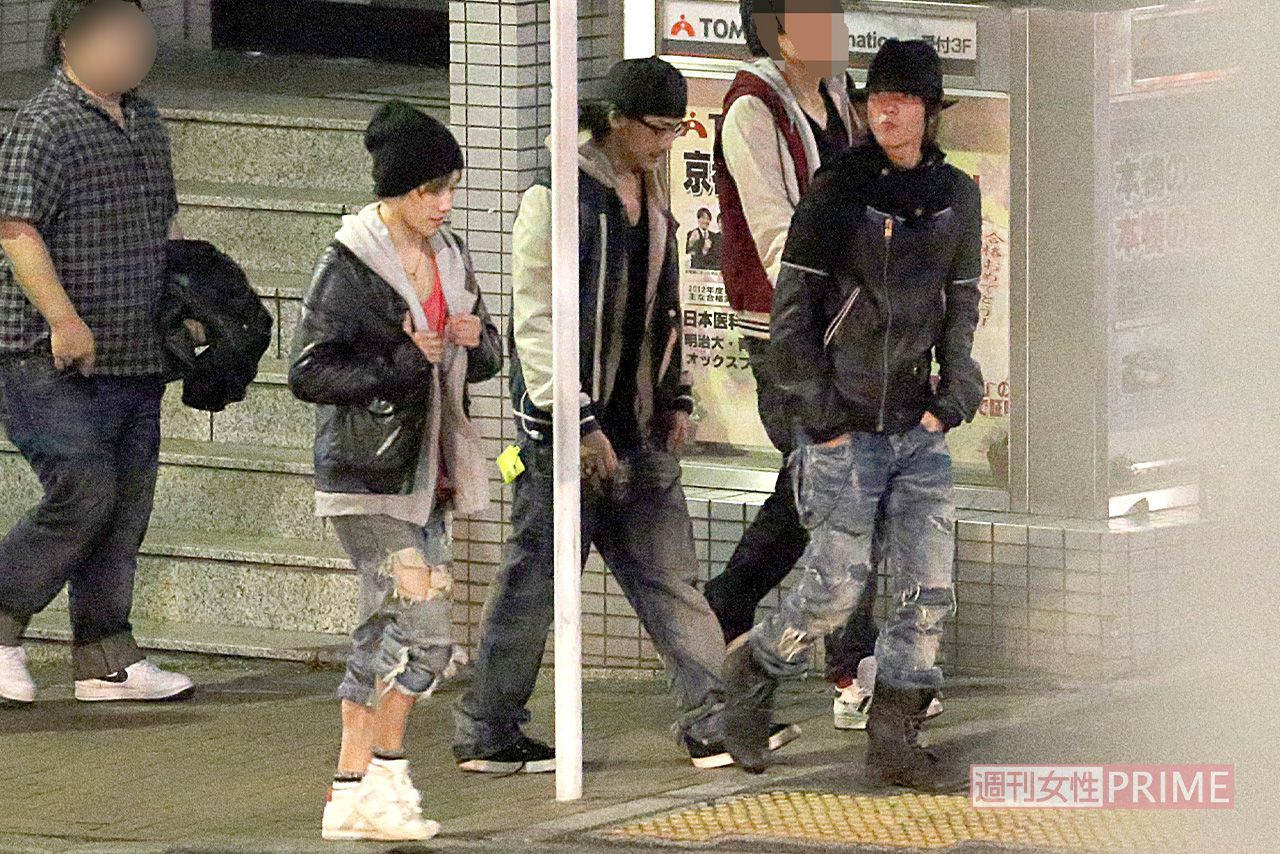 '12年、赤西仁の弟の誕生日を祝うために集まった“赤西軍団”。左から弟の赤西礼保、仁、山下智久