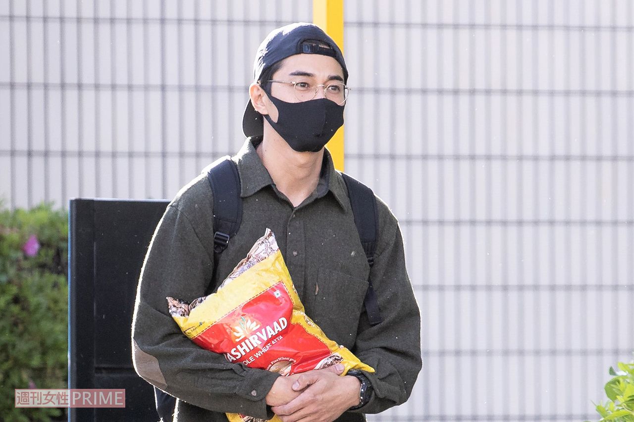 今年5月に群馬県内で行われた朗読劇のにひとりで会場入りした東出昌大