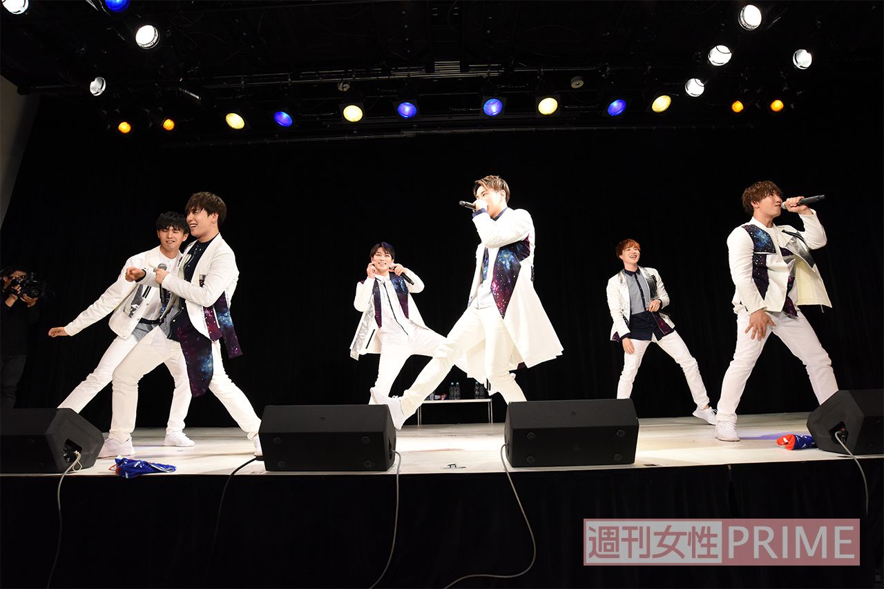 左からテフン、ウシク、ソル、ナロ、ルイ、サンウ　撮影／高梨俊浩
