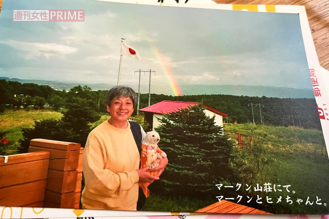 2023年に水野哲さんに届いた和泉雅子さんからの年賀状。彼女の別荘から見えた虹の写真が使われていた