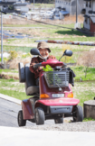 哲代さんの行動範囲を広げてくれるシニアカー。畑への通勤やお寺への墓参りなどで活躍(写真提供/中国新聞社)