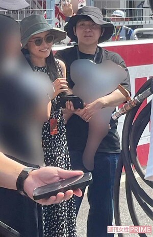 2024年8月、一家3人でレーシング観戦。小島瑠璃子と赤ちゃんを抱く夫の北村功太さん