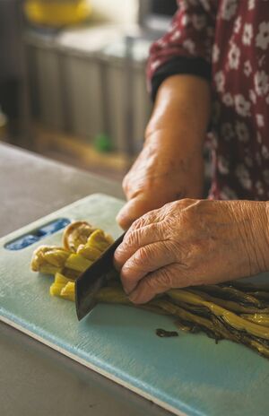 野沢菜を切る信州のおばあちゃん（写真提供／清水隆史）