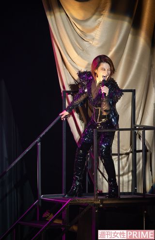 『NHK紅白歌合戦』で着用した衣装で『限界突破×サバイバー』など、変幻自在の全23曲を熱く歌い上げた　撮影／廣瀬靖士