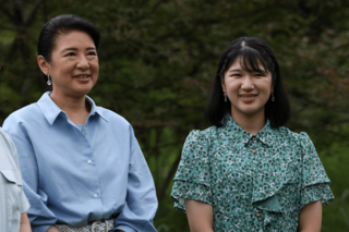 長い髪をカットされ、ボブヘアになった愛子さまは、若き日の雅子さまを彷彿とさせる（8月21日・那須御用邸）