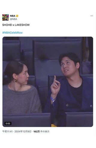 NBAの観戦中、スクリーンに映ったことに気づき照れ笑いする大谷夫妻（NBA公式Xより）