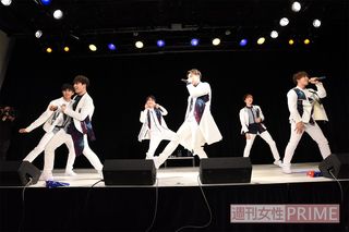 左からテフン、ウシク、ソル、ナロ、ルイ、サンウ　撮影／高梨俊浩