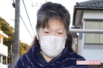 '20年11月、記者から直撃取材を受けるも無言の小室佳代さん。耳にはNYで圭さんがつけていた同じイヤホンが。