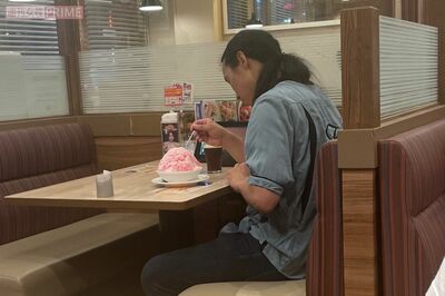 かき氷を食べる布川