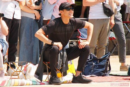 娘の運動会で、競技が見えやすい最前列に陣取って応援する東山紀之（2017年5月）